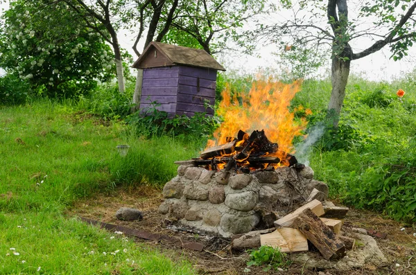 Fireplaces ease burn a pile of dry branches — Stock Photo, Image