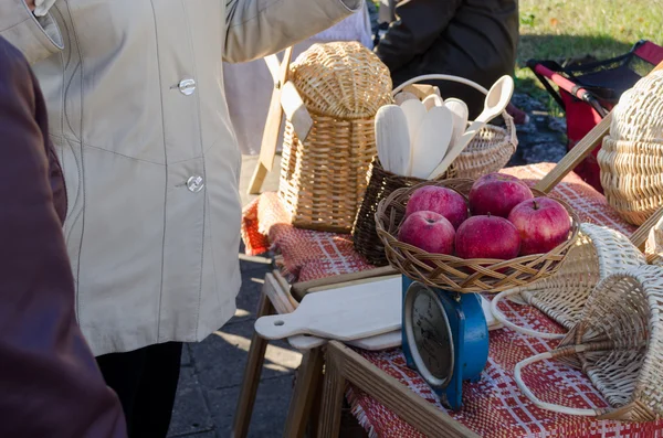 青い食糧に枝編み細工品バスケットで赤いリンゴのスケールします。 — ストック写真