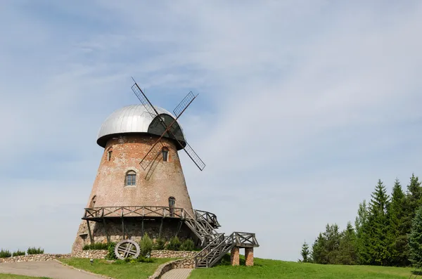 Grote oude bakstenen molen met trappen op de zomertijd — Stockfoto