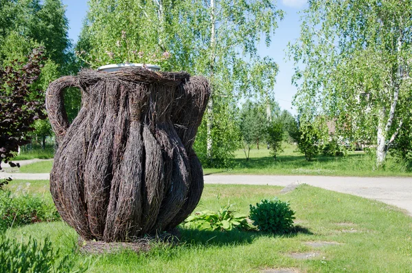 Džbán pleteme ze sušených březovými větvemi — Stock fotografie