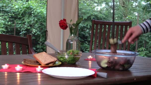 L'uomo toglie la carne cotta su spiedo e e inserisce il piatto di vetro — Video Stock