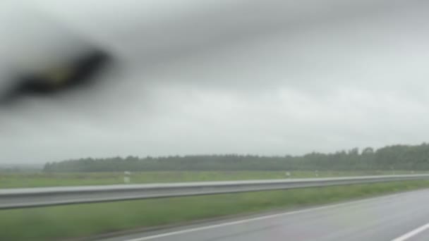 Verschrikkelijke weersomstandigheden. Station auto op de snelweg en regen vallen — Stockvideo