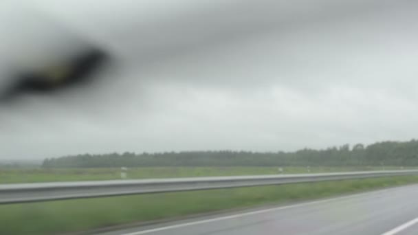 Uma péssima condição climática. dirigir carro na estrada e chuva cair — Vídeo de Stock