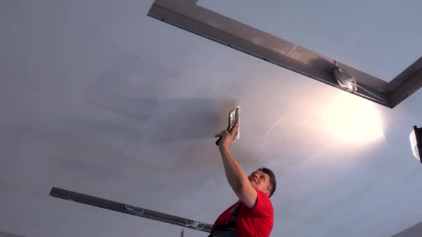 Gips auf Gipskartonplatten auftragen. Arbeiter verputzen eine trockene Wand — Stockvideo