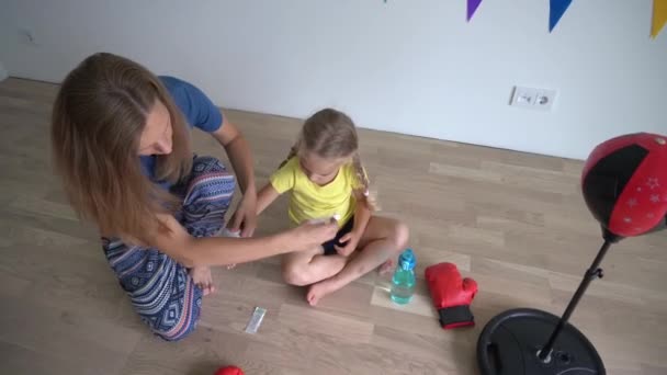 Matka opieka ranna córka dziewczyna ręka. Maluch boli rękę na treningu bokserskim — Wideo stockowe