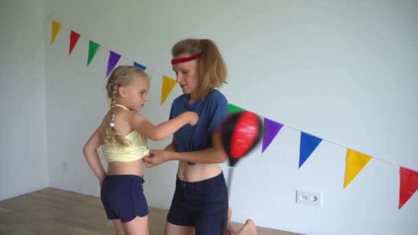 快乐的家庭女孩，母亲和女儿准备着拳击。Gimbal motion — 图库视频影像