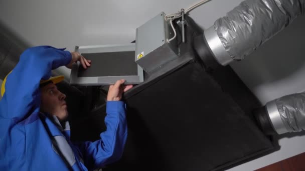 Skilled engineer man removing air ventilation system filters — Stockvideo