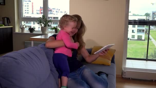 Femme Heureuse Mère Danse Avec Petite Fille Utilisant Tablette Tactile — Video