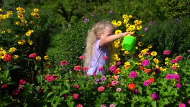 Dziecko Małym Podlewaniem Może Podlewać Kwiaty Podwórku Młody Ogrodnik Ruch — Wideo stockowe