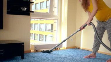 Karnında büyük bir süpürge odası olan hamile bir kadın. Statik çekim. 4K UHD