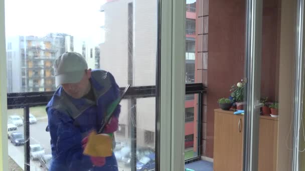 Arbeiter Säubern Verschmutztes Glasfenster Mit Schaum Und Wischbürste Auf Balkon — Stockvideo