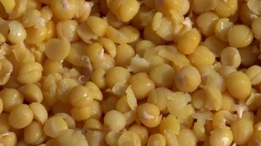 Parlak pişmiş bezelyeler saat yönünde döner döner döner döner tabaka atışı. 4K