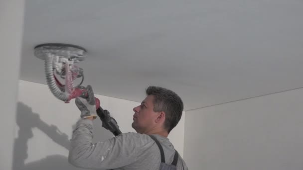 Plasterer Man Smoothing Ceiling Polishing Sanding Machine New House Finishing — Vídeo de Stock