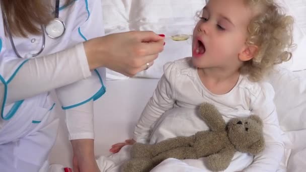 Menina Doente Está Bebendo Xarope Para Uma Dor Garganta Médico — Vídeo de Stock