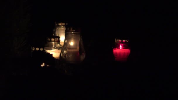 Allerheiligen Kerzen Brennen Nachts Auf Gräbern Auf Dem Friedhof Allerheiligen — Stockvideo