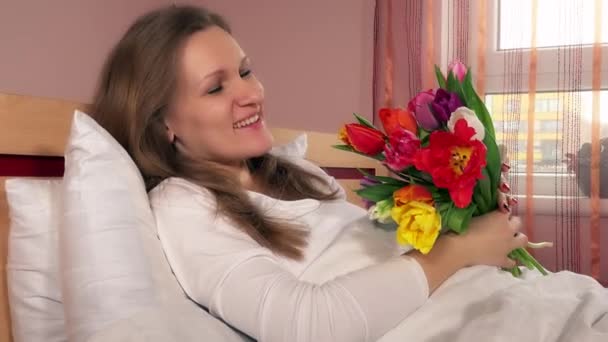 Jeune Femme Jouissant Bouquet Tulipes Colorées Dans Chambre — Video