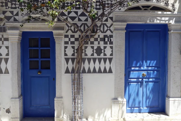 Blue door in landmark greek village of pyre on chios island — Stock Fotó