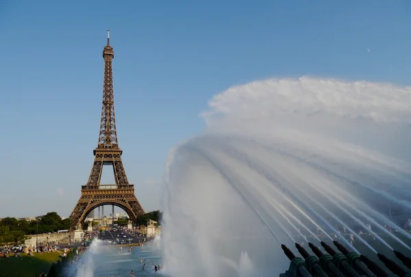 Эйфелева башня и струи воды — стоковое фото