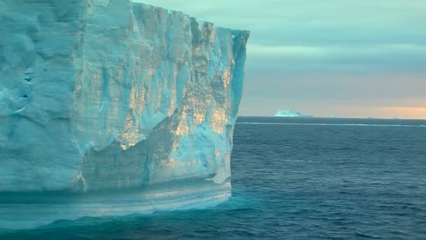 Eisberg in der Antarktis — Stockvideo