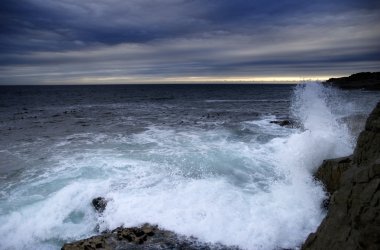 fırtınalı denizde ve karanlık düşünceli gökyüzü