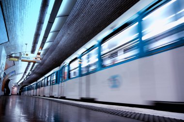 paris metro istasyonu üzerinden tren hızları