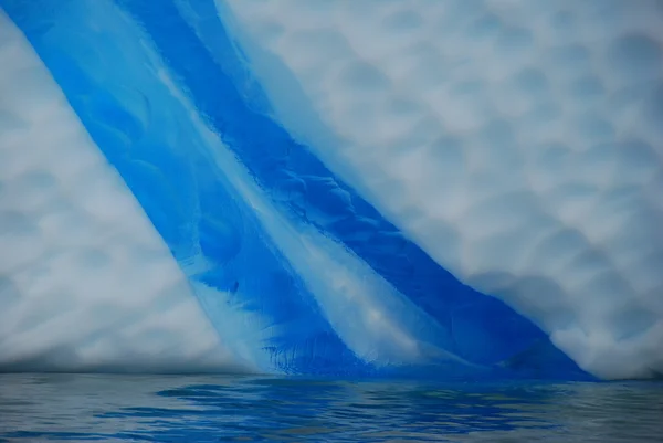 Iceberg dans l'océan antarctique — Photo