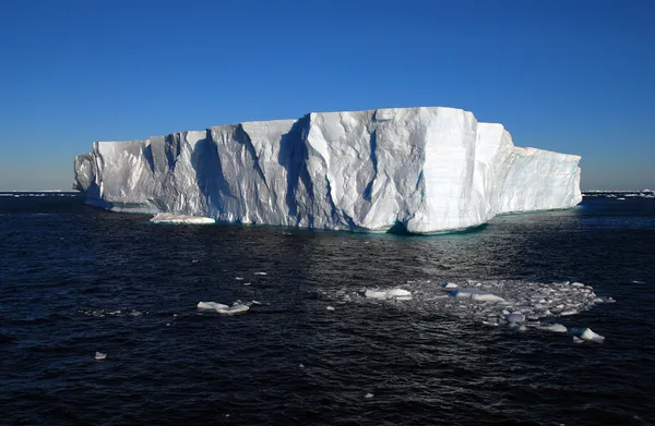 Iceberg in antarctica — Stock Photo, Image