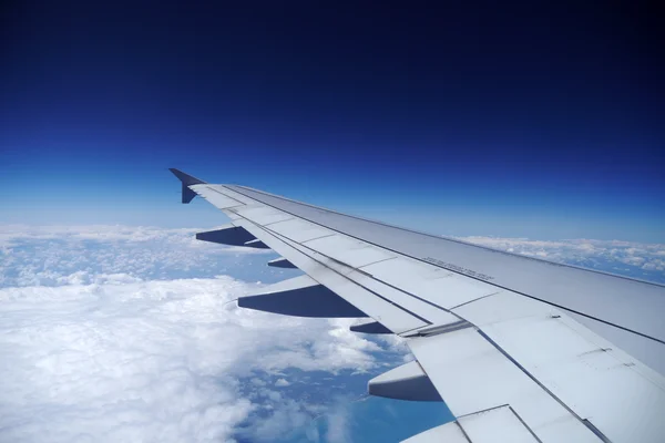 비행하는 비행기 날개 — 스톡 사진