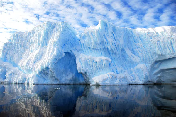 Eisberg und dramatischer Himmel — Stockfoto