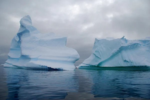 Dois icebergs — Fotografia de Stock