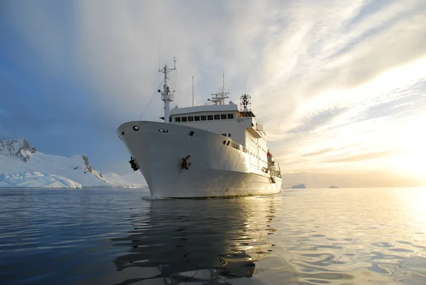Loď v polární oceánu — Stock fotografie