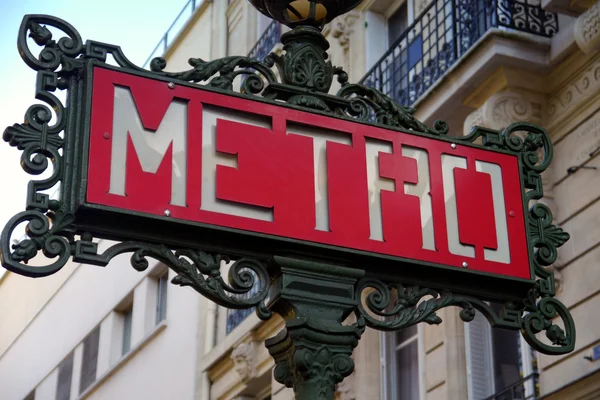 Klasyczny znak metra w Paryżu, Francja — Zdjęcie stockowe