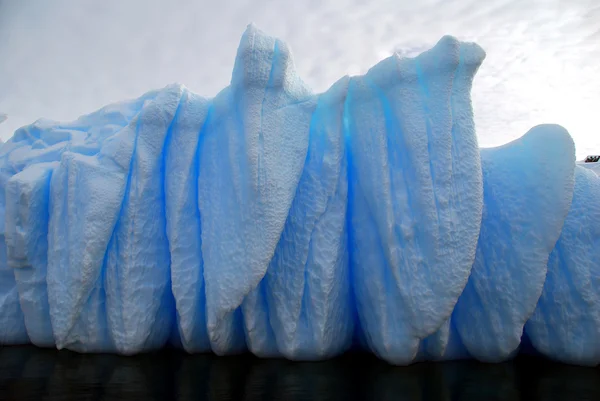 Iceberg en el océano antártico Imágenes de stock libres de derechos