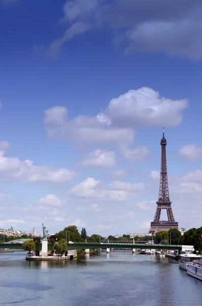 Ungewöhnlicher Blick über die Seine zum Eiffelturm — Stockfoto