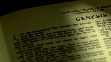 açık bir İncil boyunca hareket