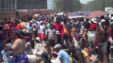 Afrika şehir merkezinde, pazar ve yayalar var.