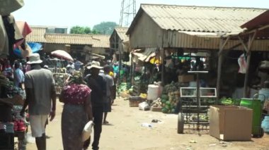 Afrika şehir merkezinde, pazar ve yayalar var.