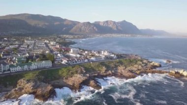 Güney Afrika 'da Hermanus adında küçük bir sahil köyünün havası.