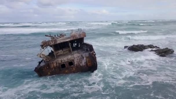 Ναυάγιο Στον Ωκεανό Παλιό Και Σκουριασμένο — Αρχείο Βίντεο