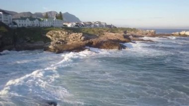 Güney Afrika 'da Hermanus adında küçük bir sahil köyünün havası.