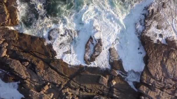 Повітряні Надводні Хвилі Розбиваються Скелястій Береговій Лінії — стокове відео