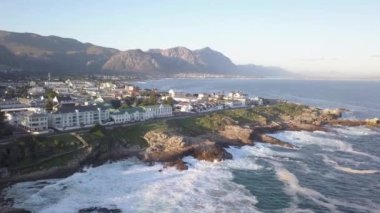 Güney Afrika 'da Hermanus adında küçük bir sahil köyünün havası.