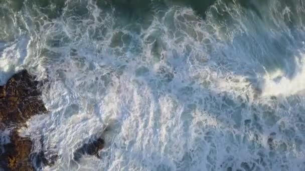 Εναέρια Εναέρια Κύματα Που Σπάνε Βραχώδεις Ακτές — Αρχείο Βίντεο