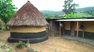 Küçük bir köyde tipik bir Afrika çamur kulübesi.