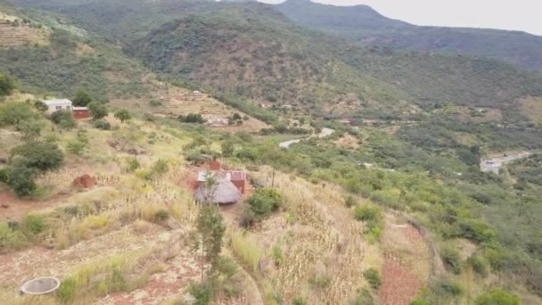 Pequenas Cabanas Encosta Uma Aldeia Africana — Vídeo de Stock