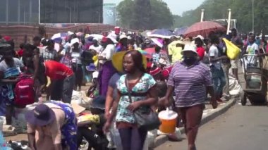 Şehir merkezinde, kalabalık bir şehirde, Afrika market caddesi manzarası