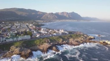 Kayalık bir sahil şeridinde ve dalgaları kırılan küçük bir kasabada.