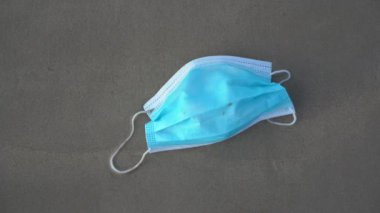 Kumsalda bir maske