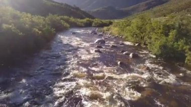 Kırsal kesimdeki bir nehrin üzerinde alçak açılı bir anten.