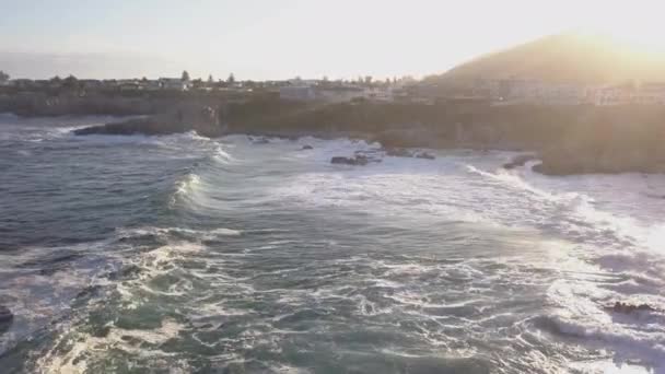 Nad Skalistym Wybrzeżem Małym Miasteczkiem Falami Pękającymi — Wideo stockowe
